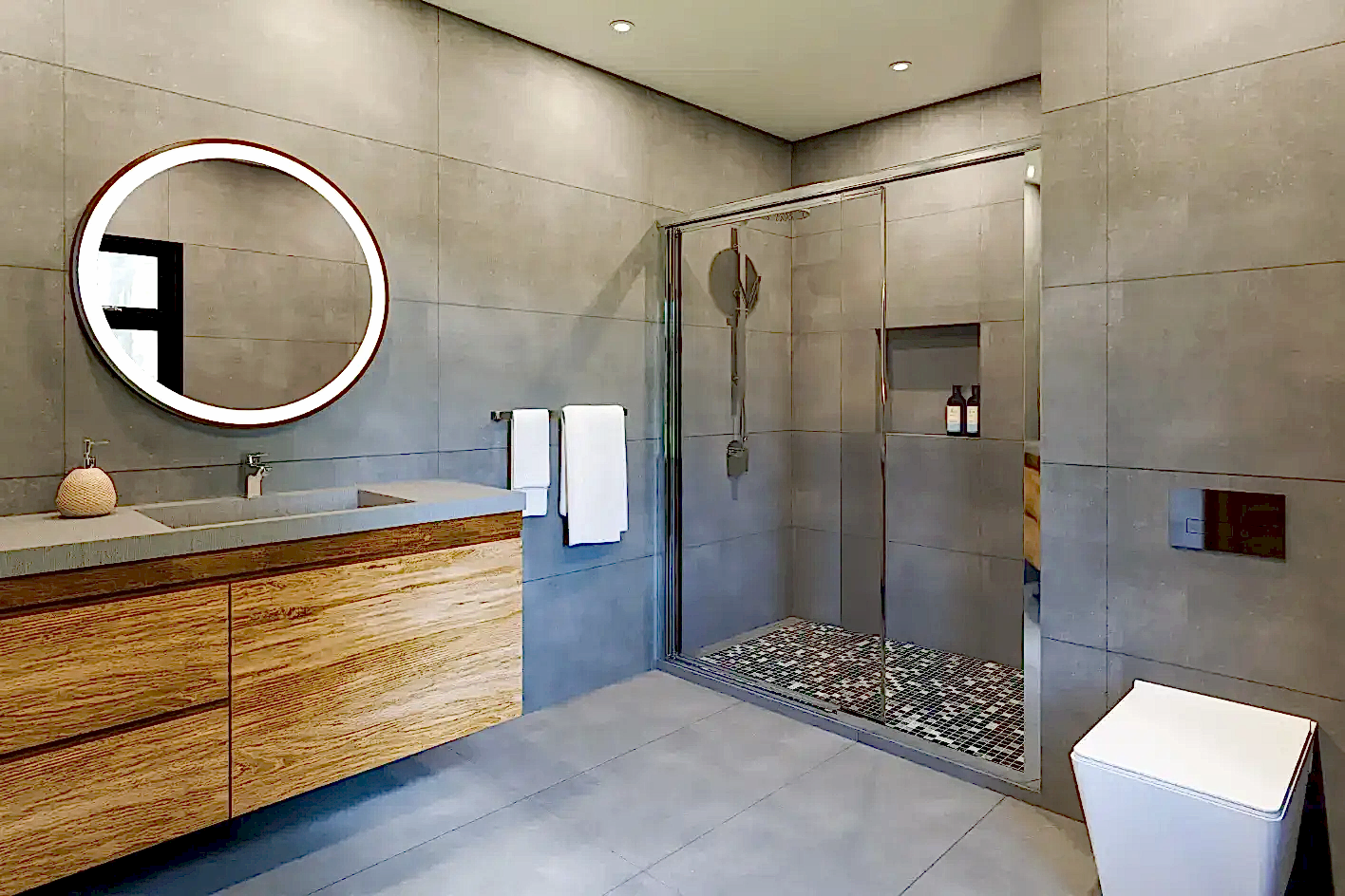 Ahşap banyo dolabı, yuvarlak LED ayna ve gri banyo dekorasyonu.