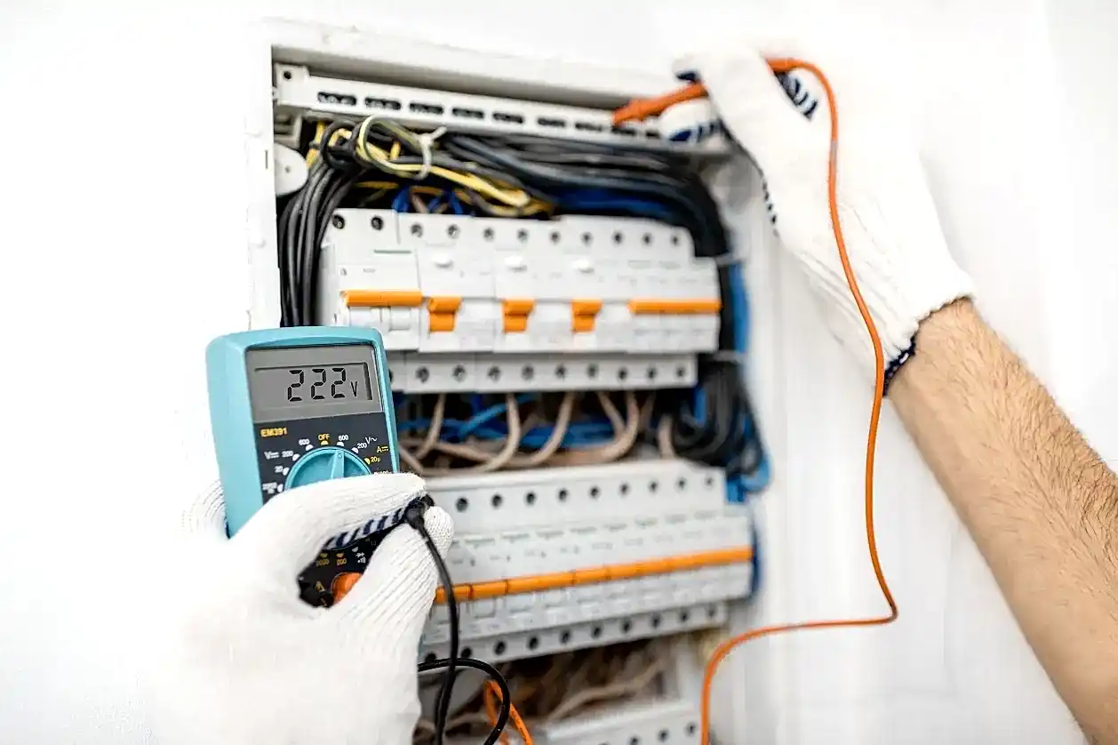 Yetki belgeli elektrik ustası sigorta panosu tamiri yapıyor