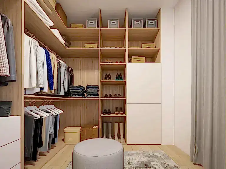 Açık renk ahşap, raflı ve askılıklı bölmelere sahip, özel tasarım giyinme odası dolapları.