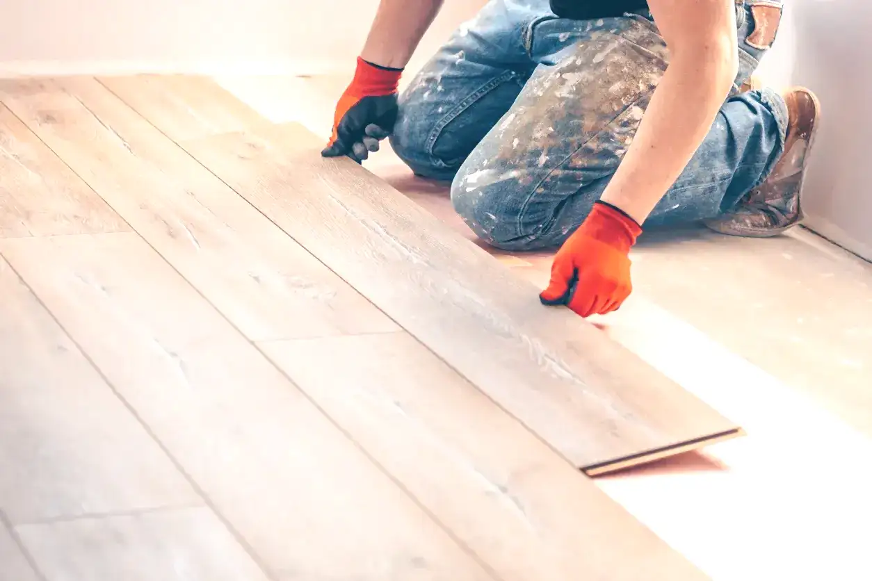 Laminat parke döşemesi yapan usta ve parke detayları