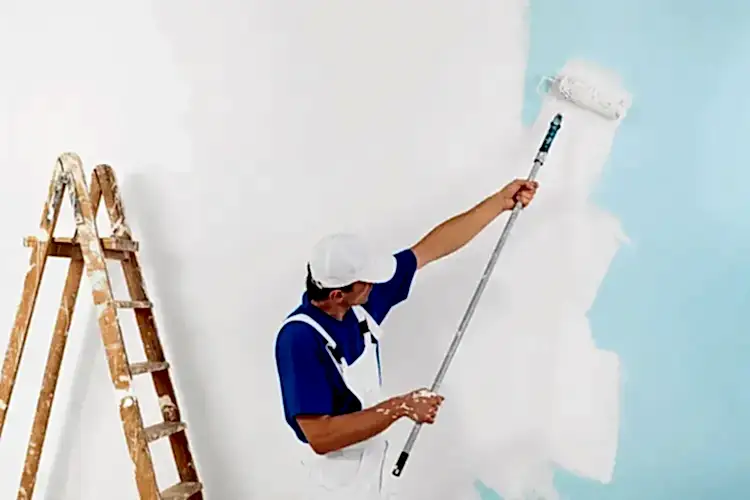 Mavi duvarı beyaza boyayan boyacı