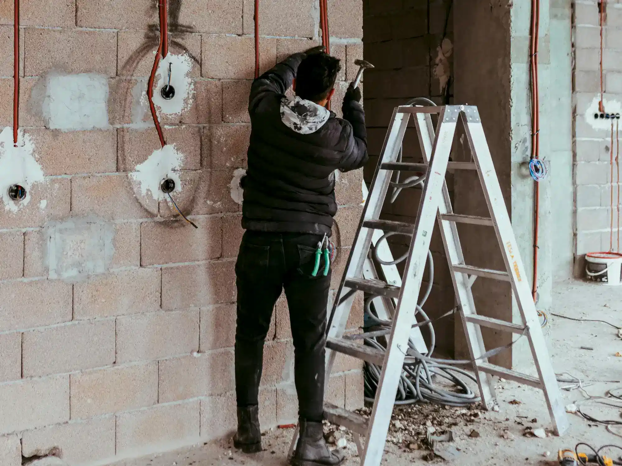 Ev tadilatı sırasında yenilenen elektrik ve su tesisatı altyapı çalışmaları.