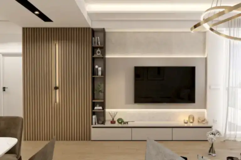 Ahşap duvar çıtalı ve LED aydınlatmalı, duvara monte modern TV ünitesi ve açık raf sistemi.