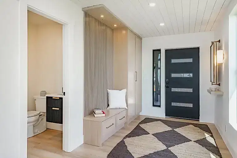 Ahşap çıtalı, oturma banklı ve dolaplı, modern antre (giriş holü) için tasarlanmış vestiyer.